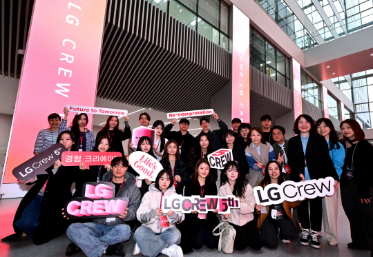 LG크루 5기 멤버들이 지난 12일 서울 강서구 마곡 LG사이언스파크에서 열린 발대식에서 기념사진을 촬영하고 있다. LG전자 제공